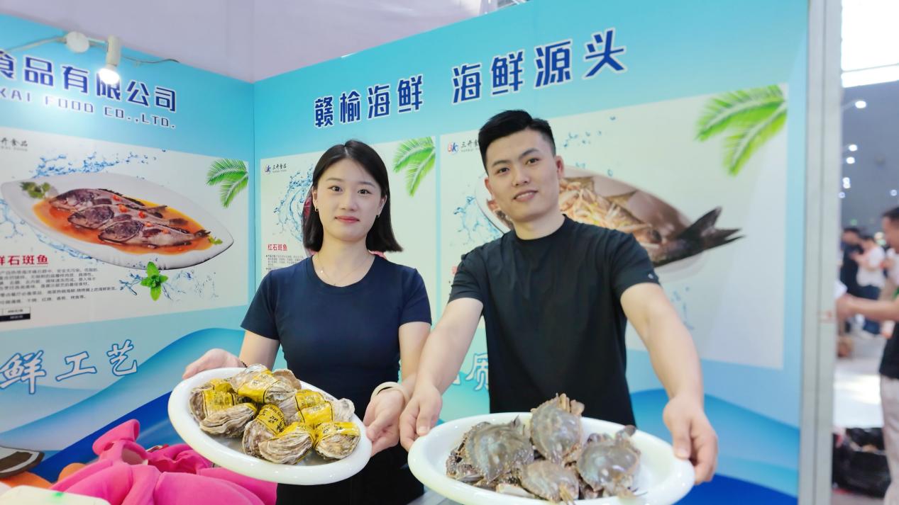 展会现场市民和“赣榆海鲜”(张南宁 摄)