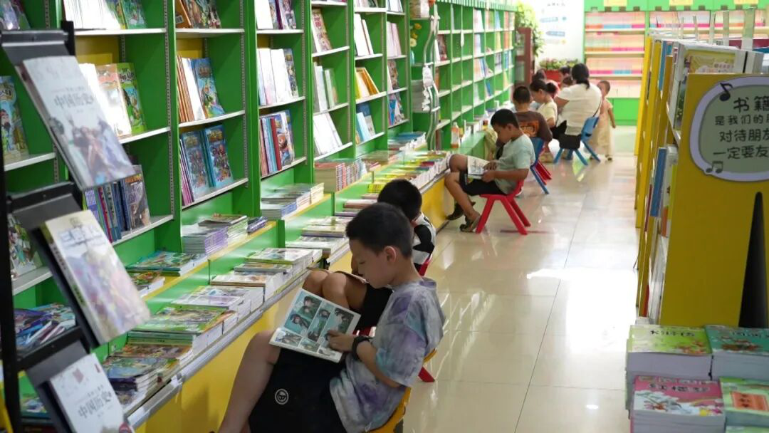 学生们正在书店看书(帕孜丽亚·托乎尼牙孜 摄)