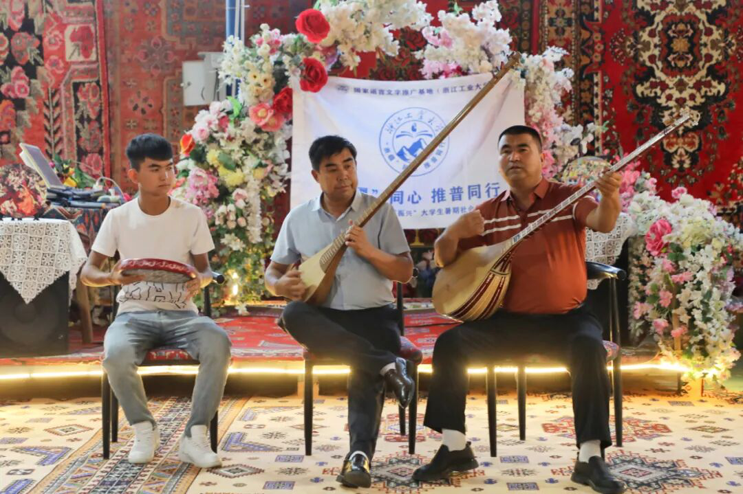 加依村村民进行都塔尔乐器演奏(方嘉豪 摄)