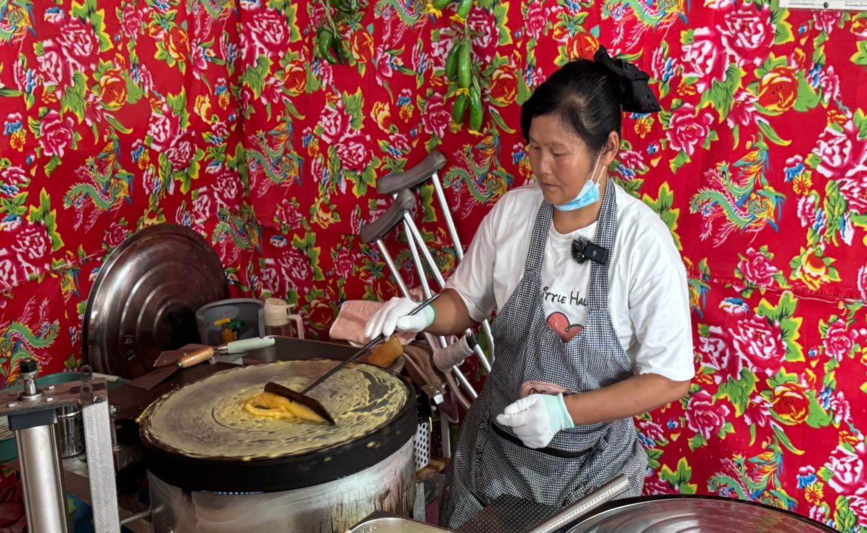 刘丽艳正在摊制煎饼(毕乐陶 摄)
