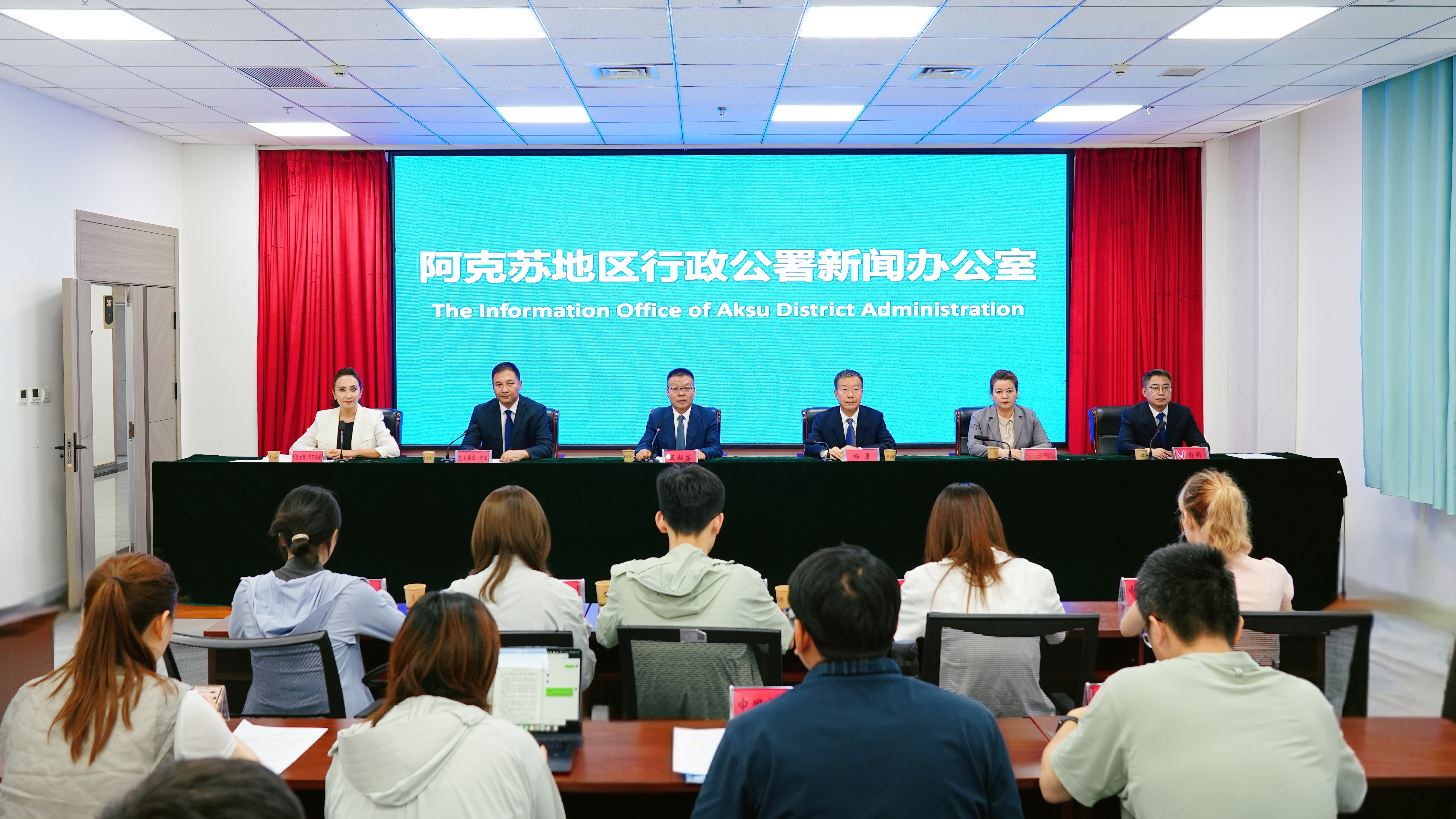 新闻发布会现场 (赵士杰 摄)