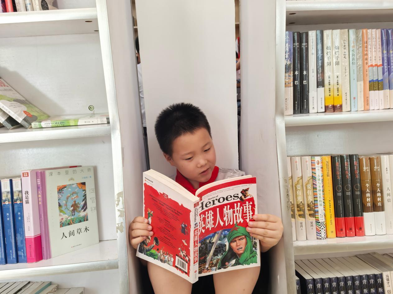 参加暑期爱心托管班的学生正饶有兴趣地阅读(杜福建 摄)