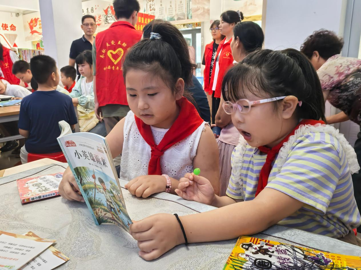 学生正在暑期爱心托管班上阅读《小英雄雨来》(杜福建 摄)