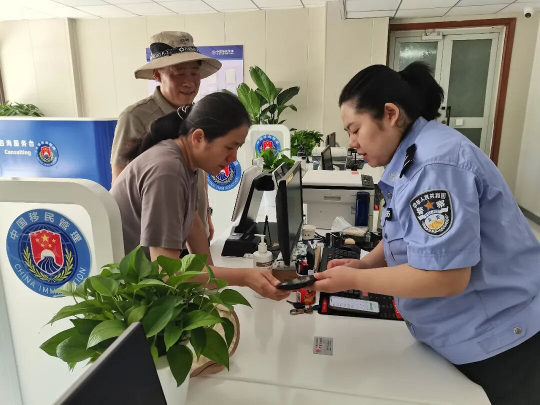 在新和县公安局出入境管理大队,为一家三口“加急”办理电子边境通行证(王丽红 摄)