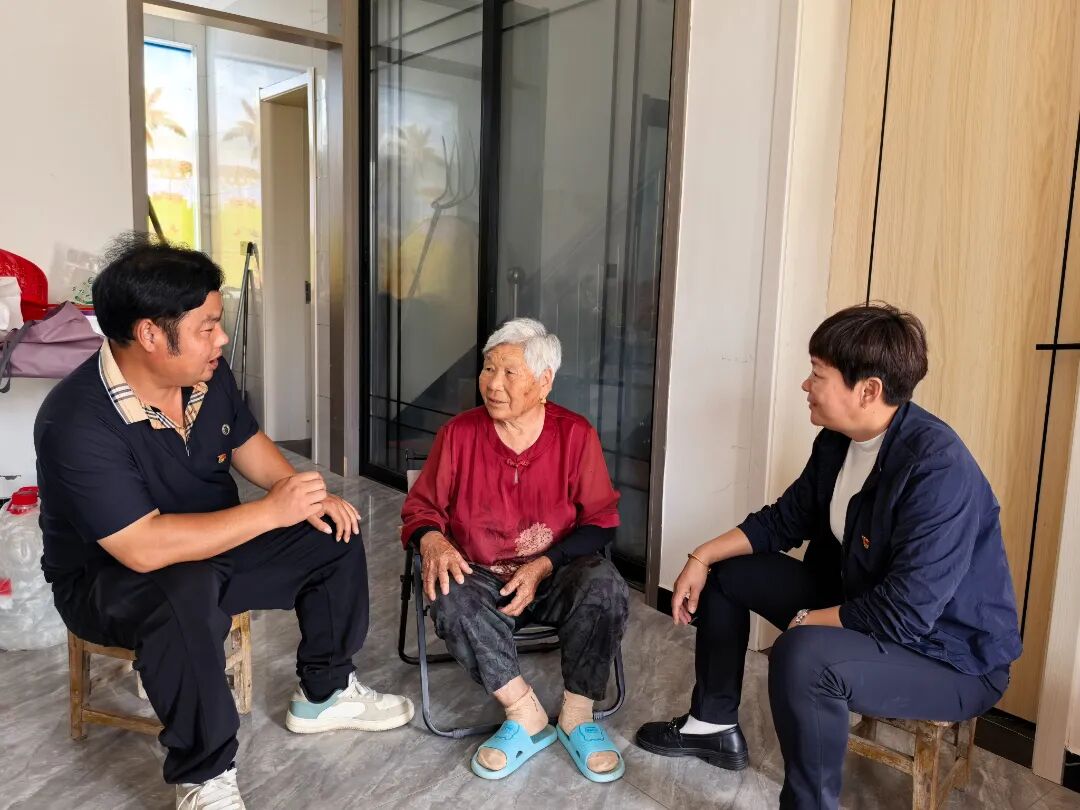 村两委成员看望独居老人(陈士洲 摄)