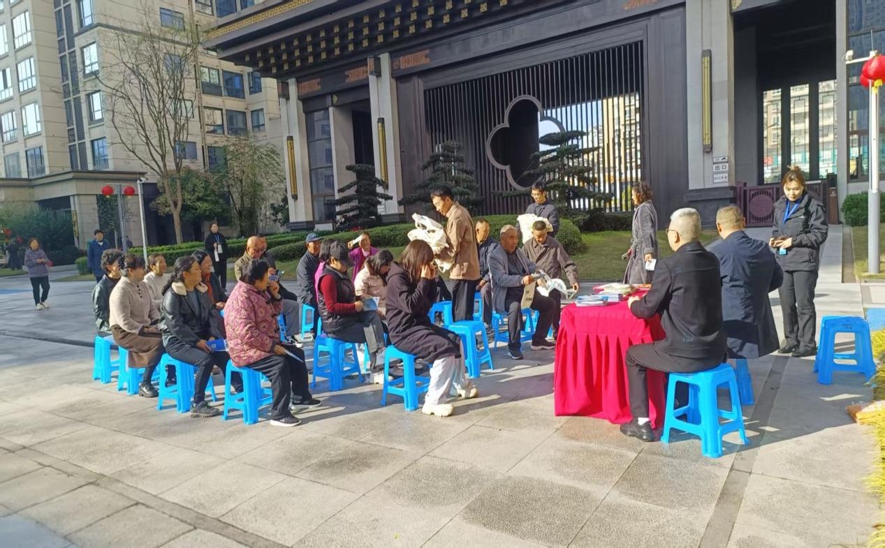 阆中市医疗保障局“政策敲门”行动政策宣讲(侯千粟 摄)