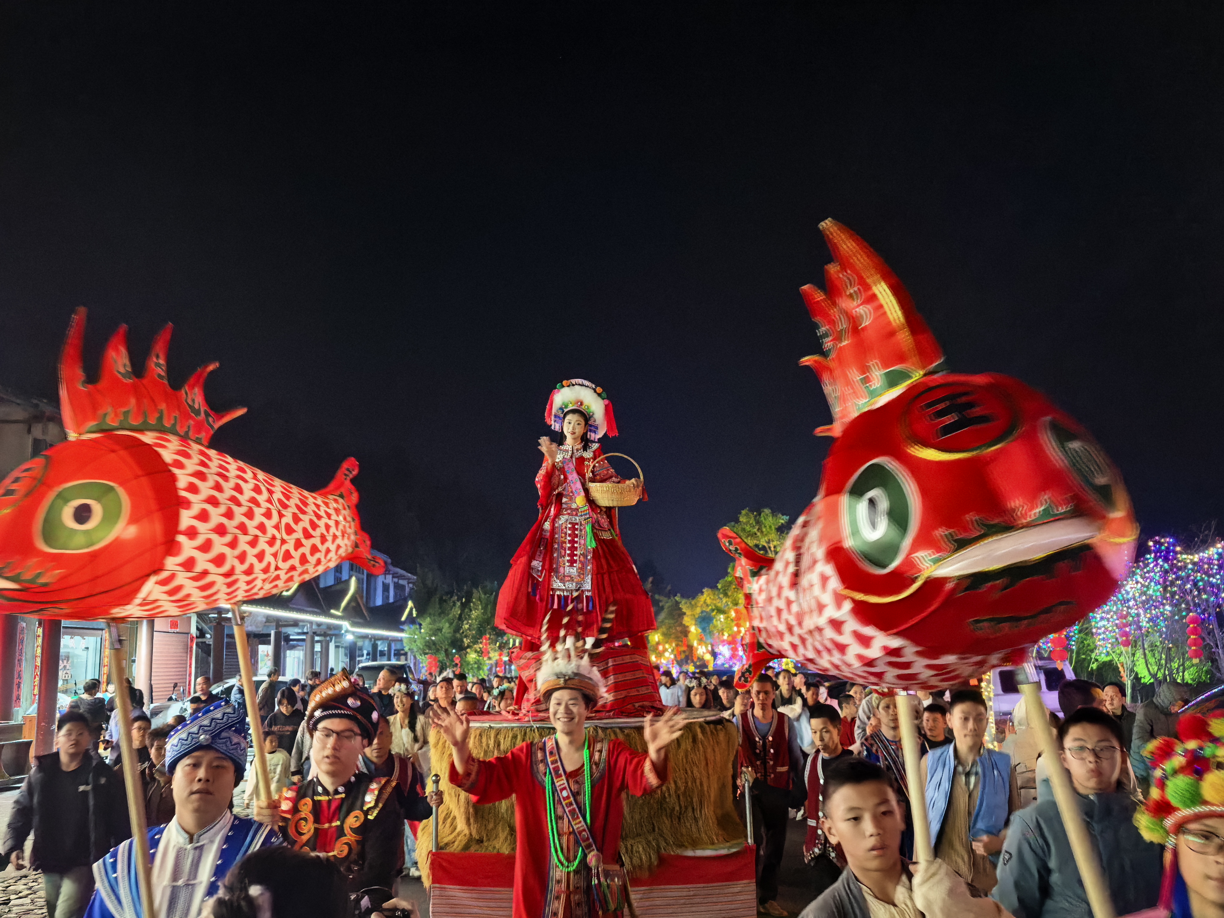 土楼“非遗奇妙夜”巡游(汤平 摄)