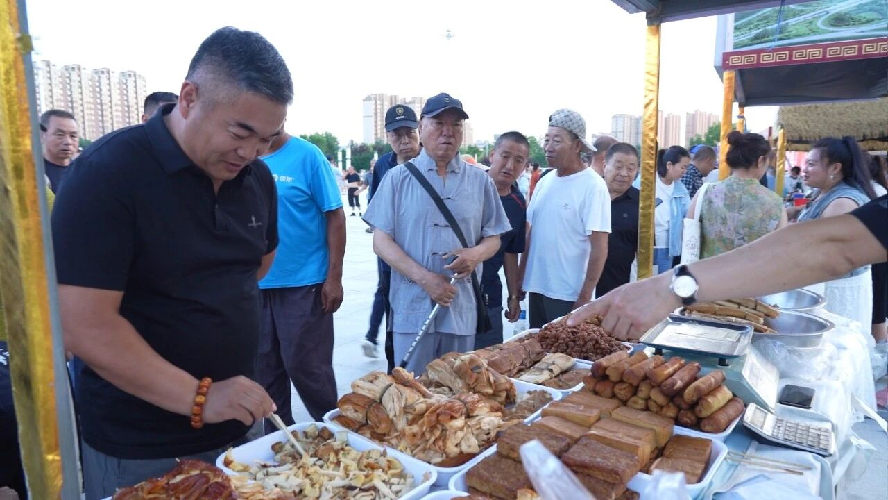 免费试吃吸引群众驻足 (闫瑜婧 摄)