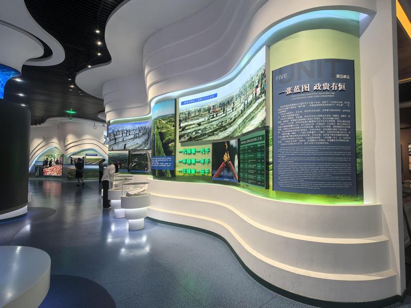 游客在柯柯牙纪念馆展厅参观(查燕荣 摄)