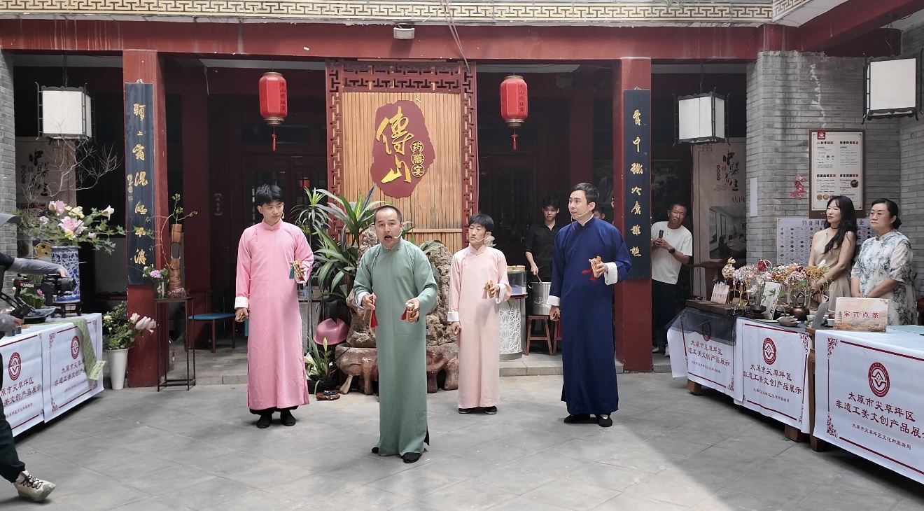 传统快板登台演绎先贤文脉(席兆平 摄)