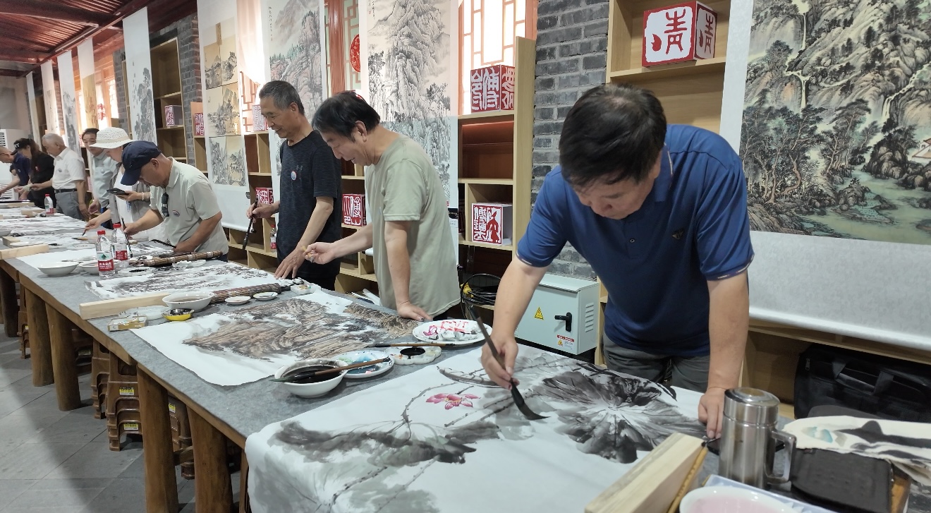 书画家们齐聚中华傅园提笔创作(席兆平 摄)
