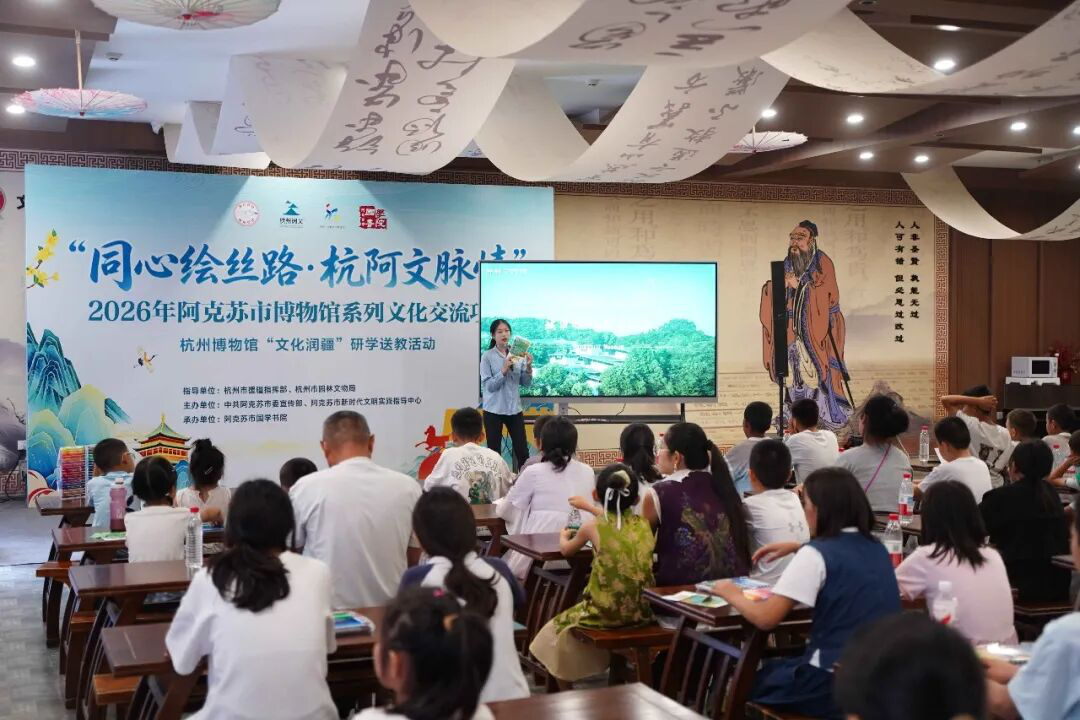来自杭州的文博专家正在讲授西湖景观文化(上官新宇 摄)