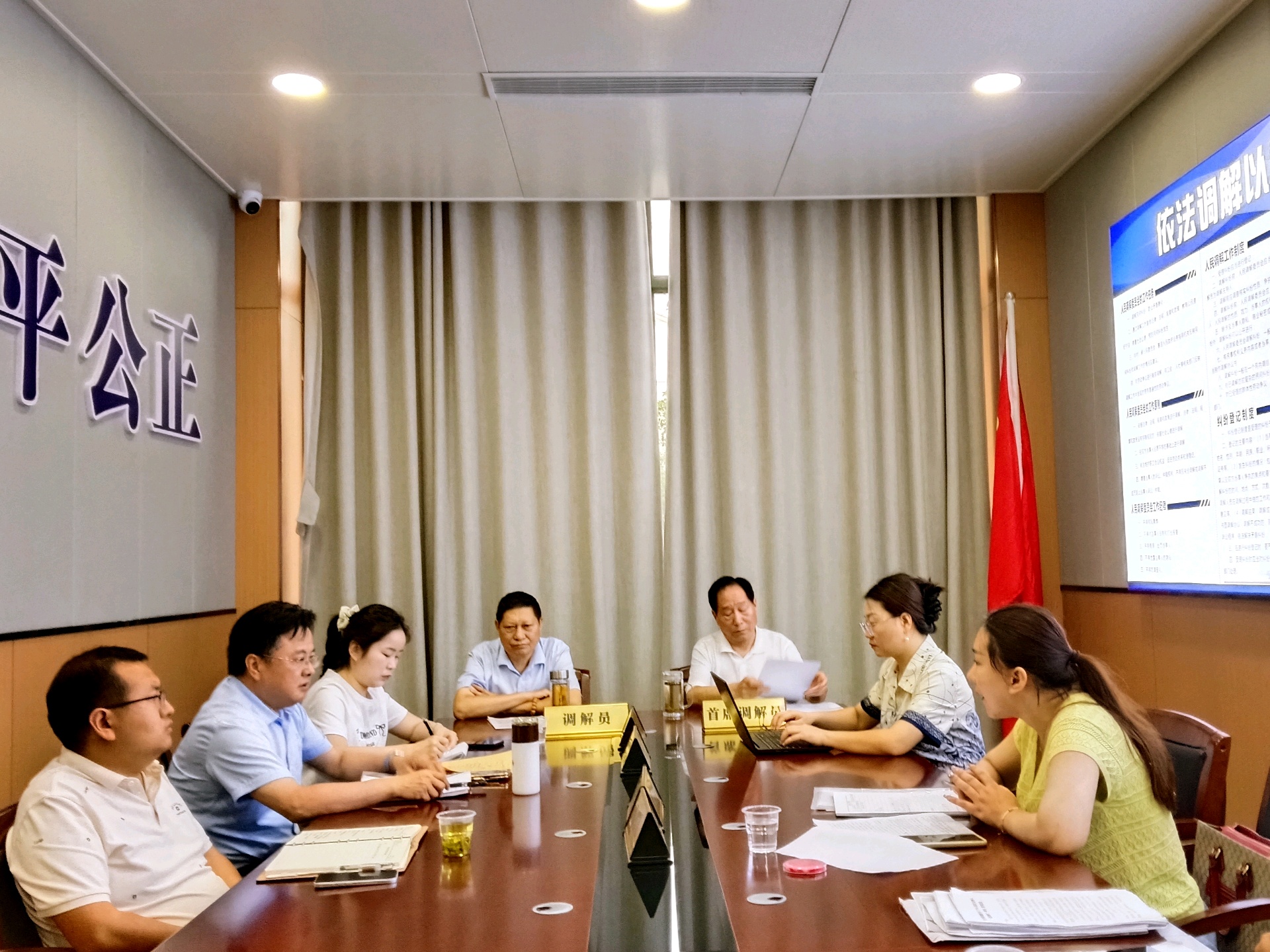 工作人员调解现场 (徐丽 摄)