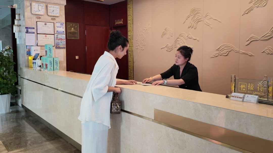 游客在酒店办理入住(王旭 摄)