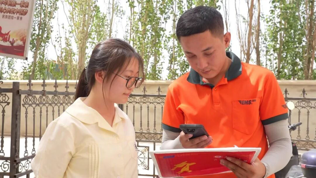 考生正在核对信息领取录取通知书(孙季鸿 摄)
