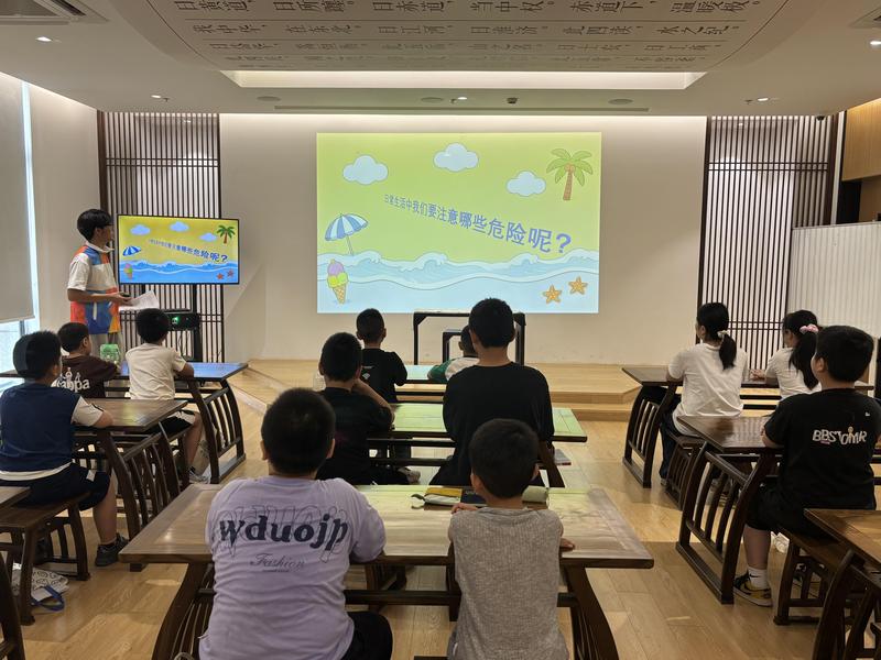 开展防溺水知识宣传教育(栾毅 摄)