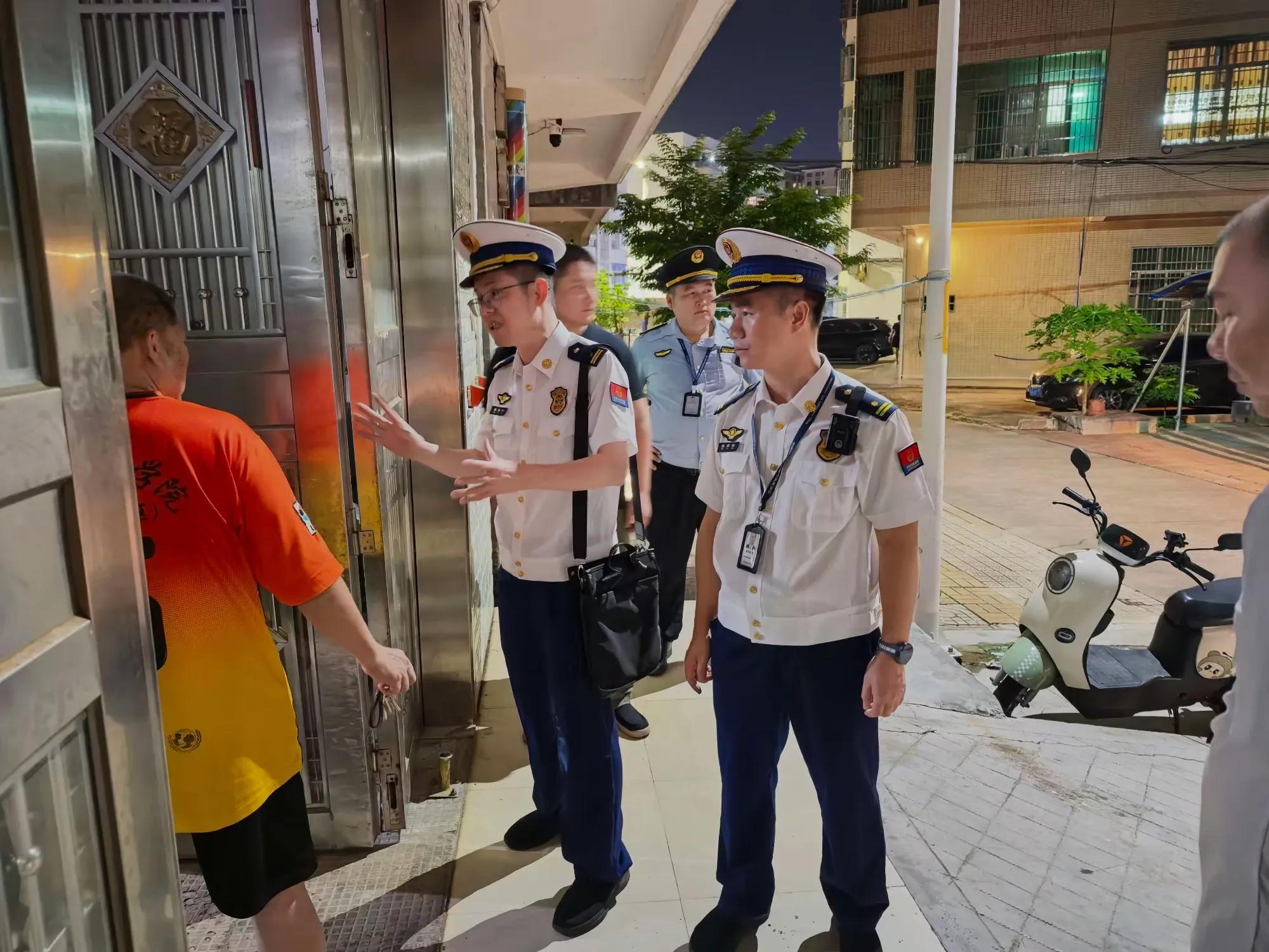 检查组深入居民楼栋劝导整改消防安全隐患(辛启家 摄)