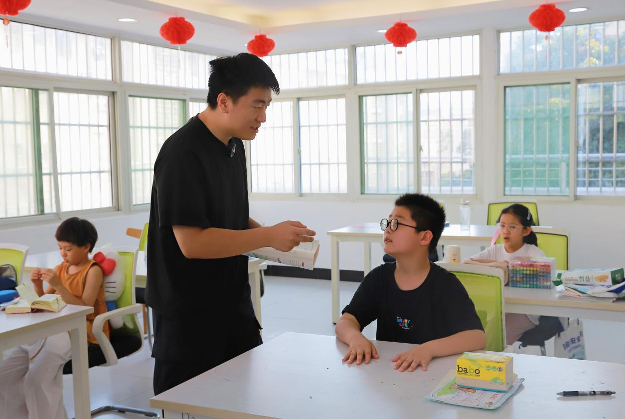 安徽大学研究生在暑托班开展课程辅导(何晓珺 摄)