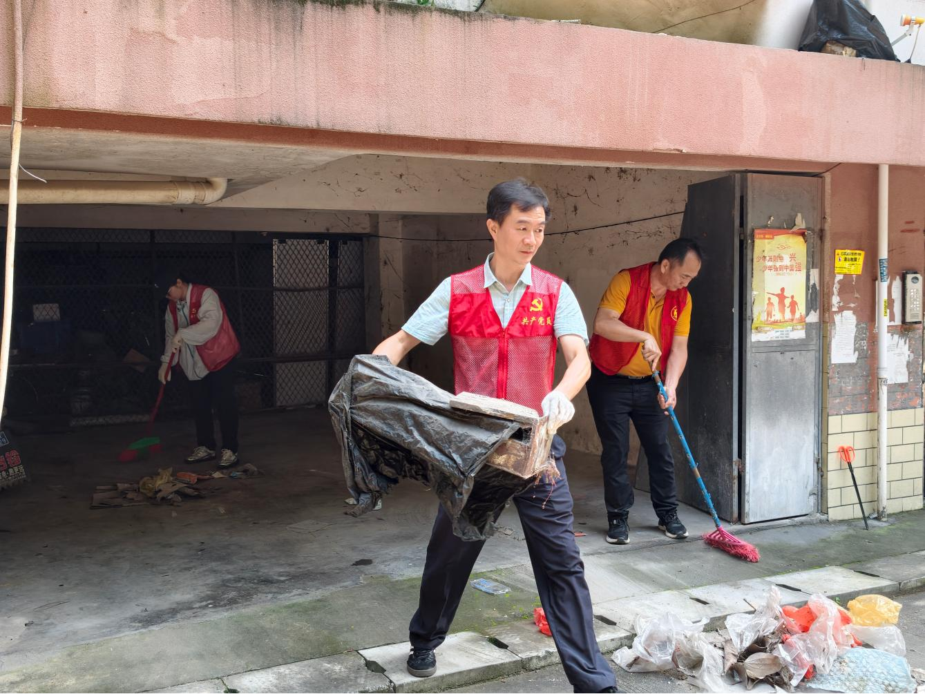 万秀区组织党员干部、志愿者深入小区开展爱国卫生运动,从源头筑牢群防群控坚实屏障。(麦好明 摄)