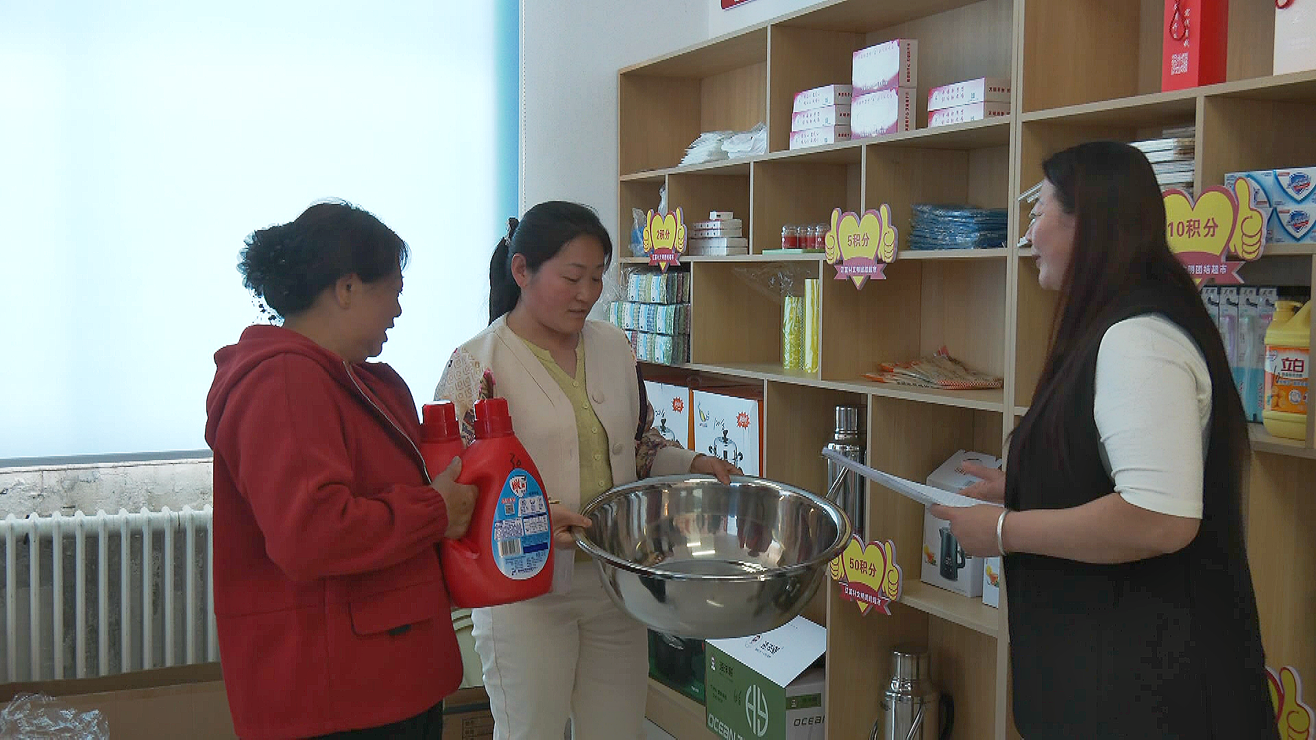 志愿者在文明团结超市以积分兑换日用品(邵云哲 摄)