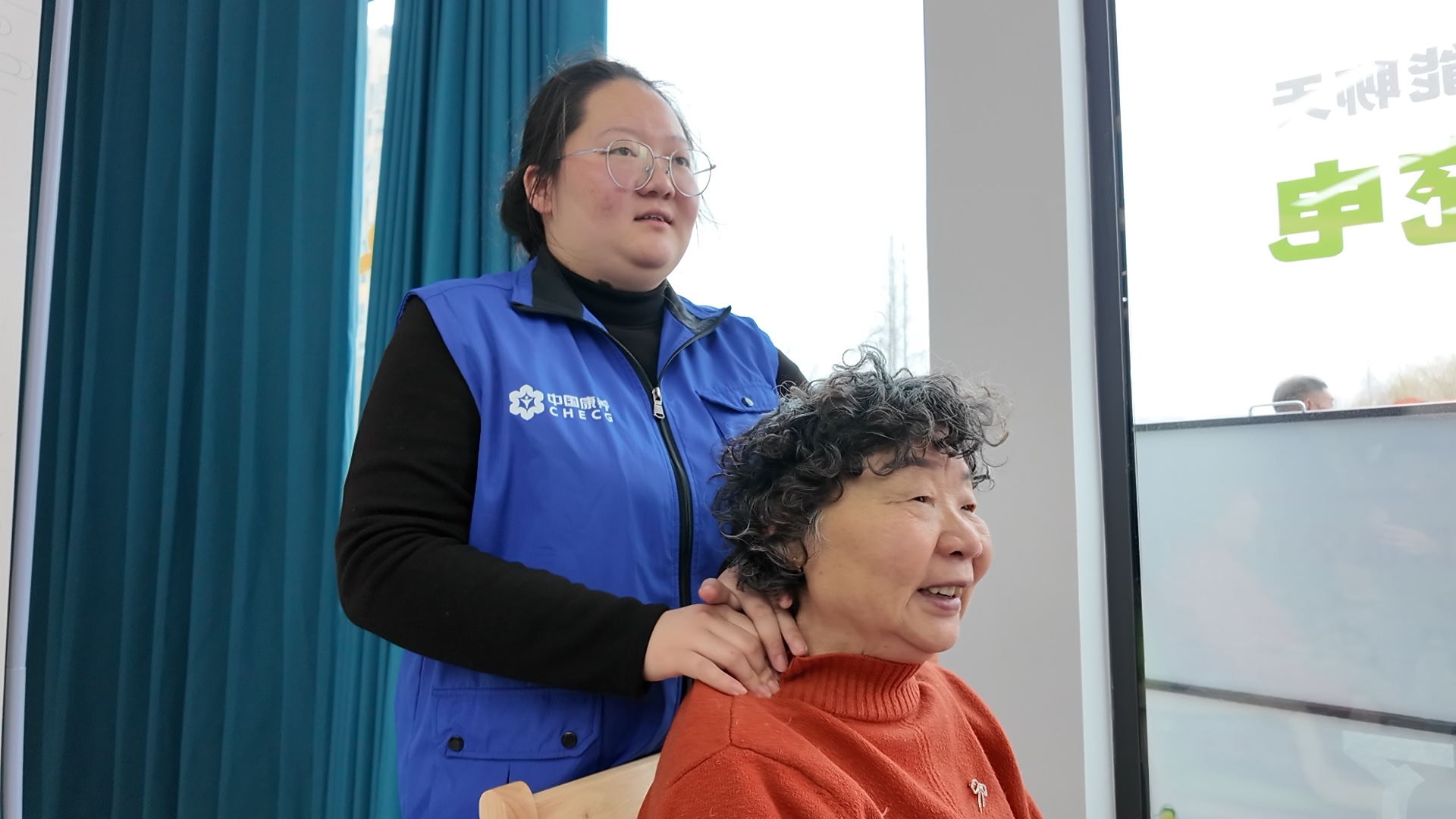 东坝社区居家养老服务中心成为老年人安心舒心的幸福港湾。(周宴 摄)