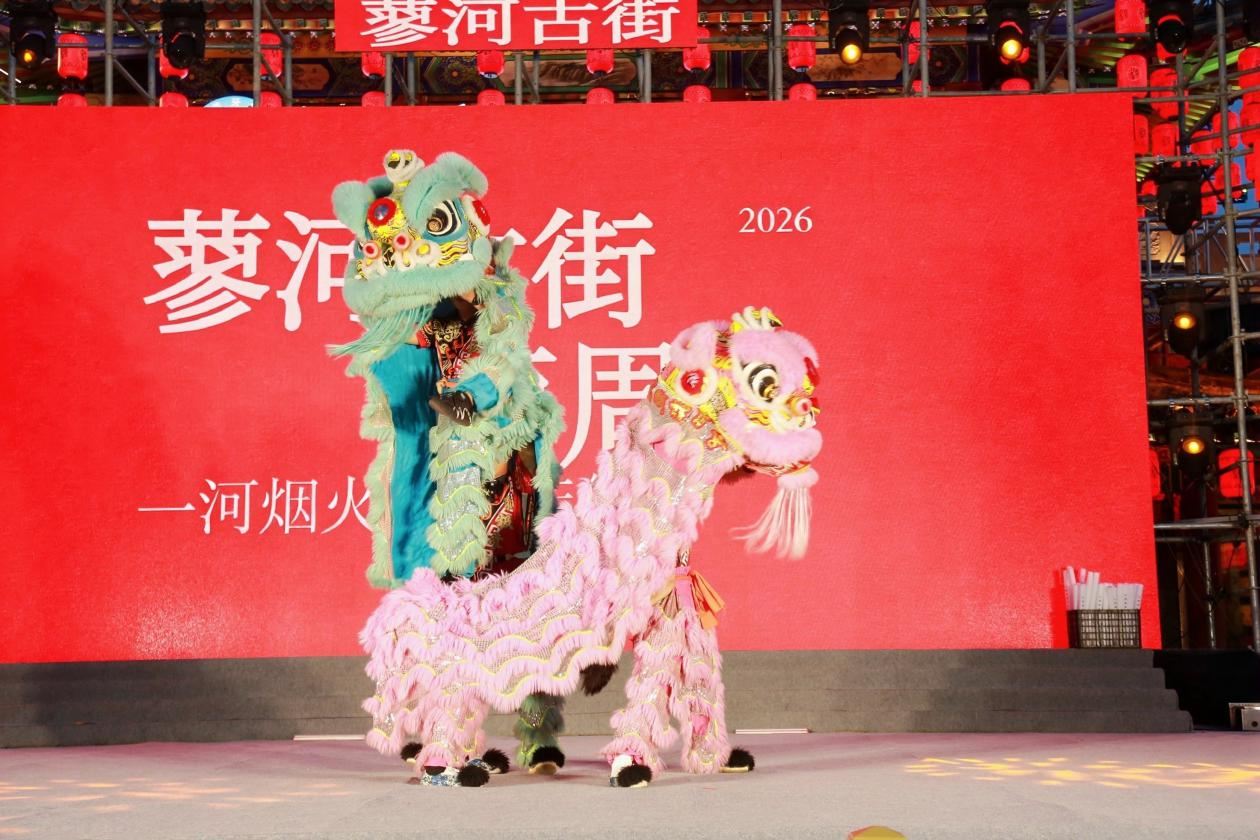 双色醒狮登台献瑞,热闹舞狮表演为蓼河古街两周年庆典拉开喜庆序幕。(王鹏 摄)