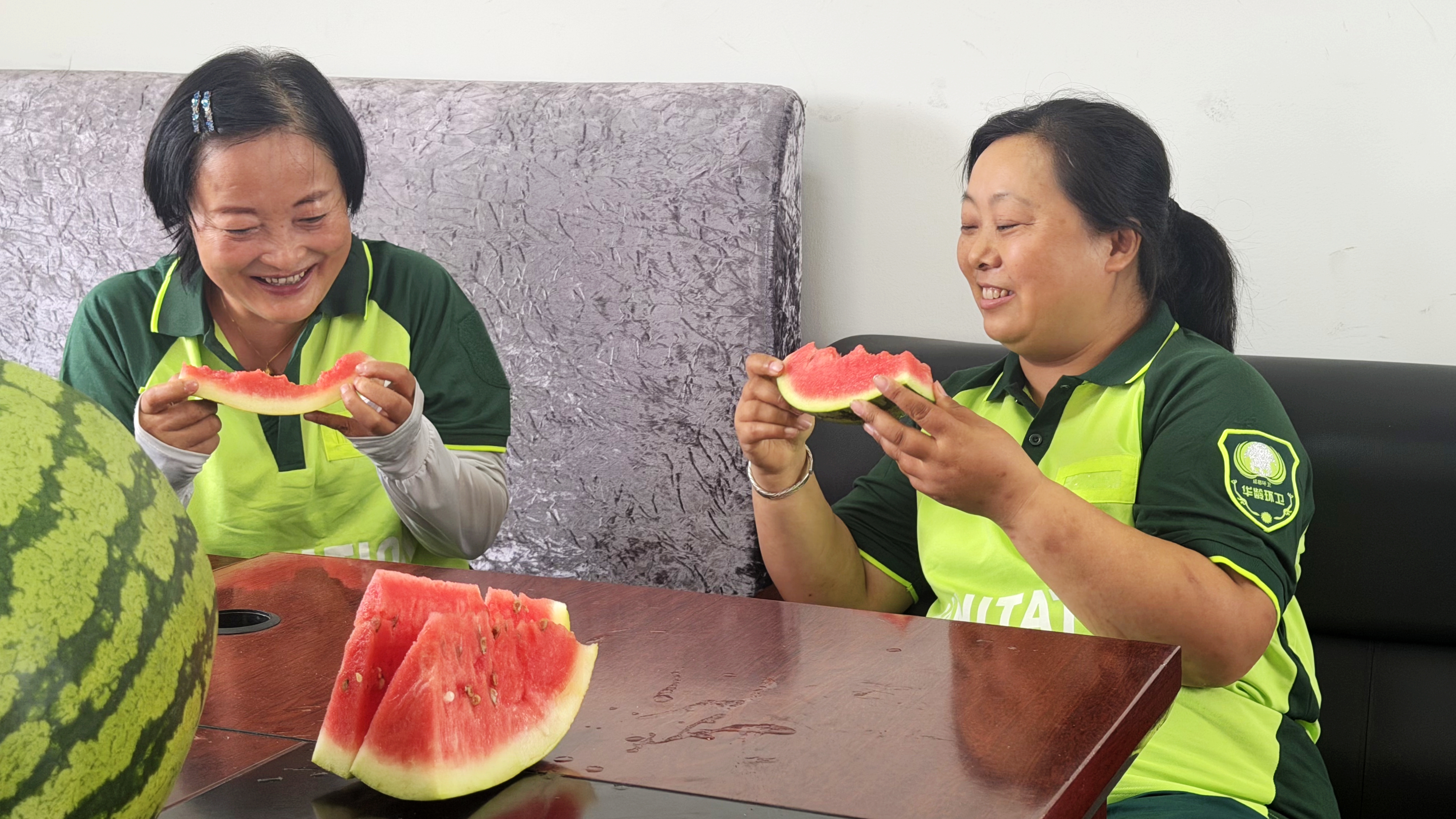 环卫工人在驿站休息(唐海龙 摄)