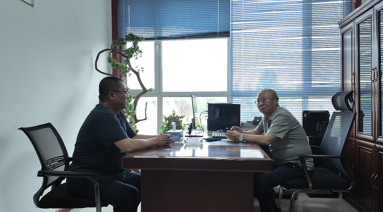 李建英(右)接待村民并听取意见建议(席兆平 摄)