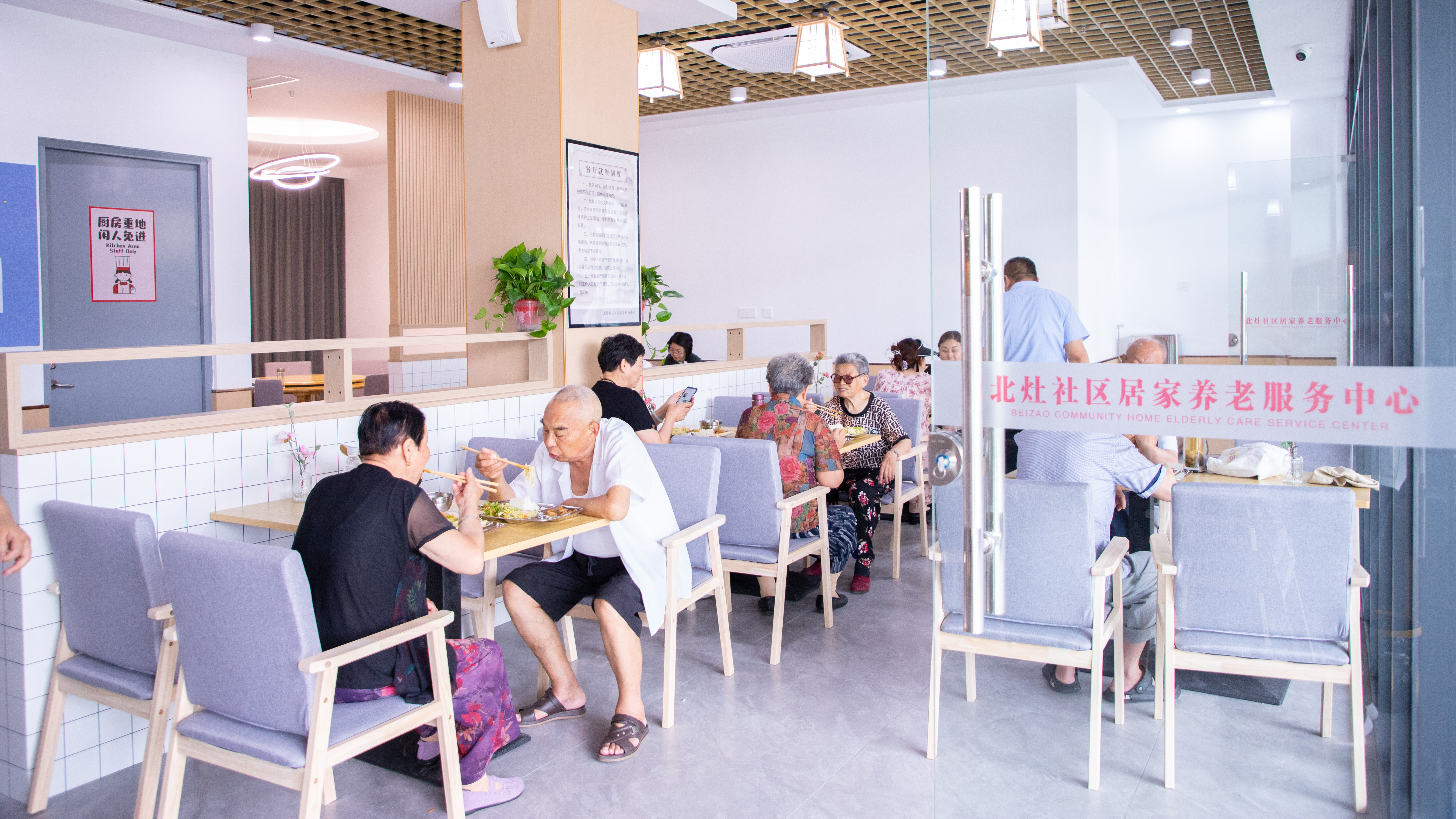 东台镇北灶社区居家养老服务中心,80周岁以上老人花6块钱可以享受两荤两素套餐。(周宴 摄)