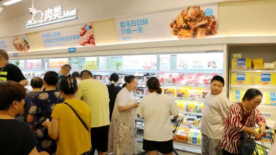 消费者进店选购商品(唐海龙 摄)