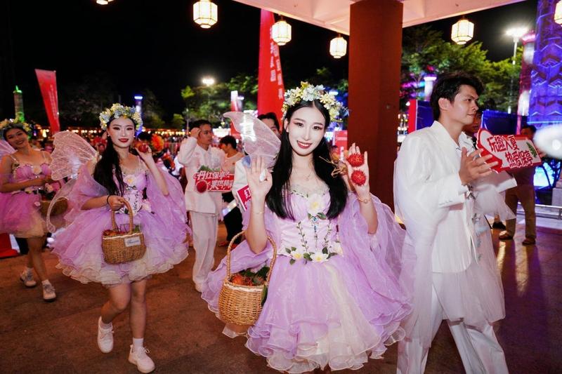 “红丹丹”水果宝贝大巡游(文宏武 摄)