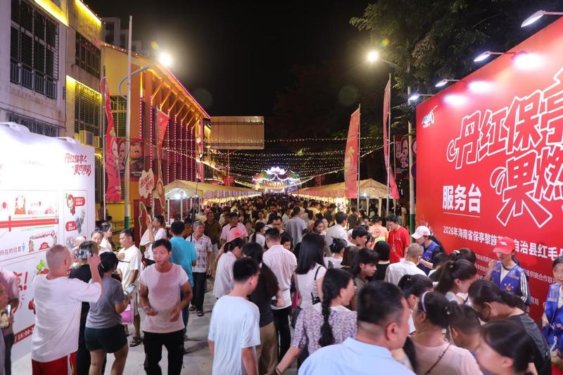 七仙文化广场灯光璀璨、人声鼎沸(文宏武 摄)