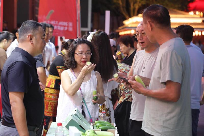 市民游客现场品尝保亭特色鲜果(文宏武 摄)