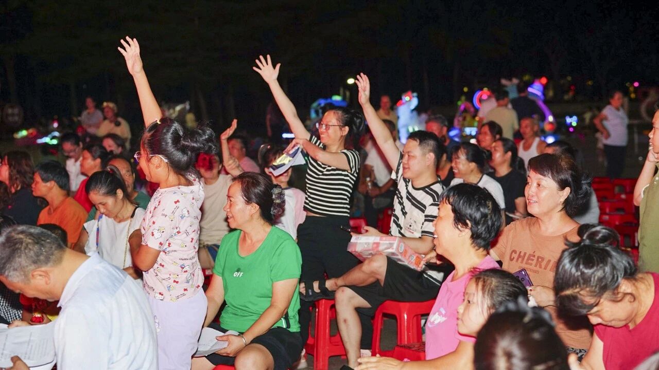 活动现场还设置民族团结知识有奖问答环节,群众踊跃参与。(李莹 摄)