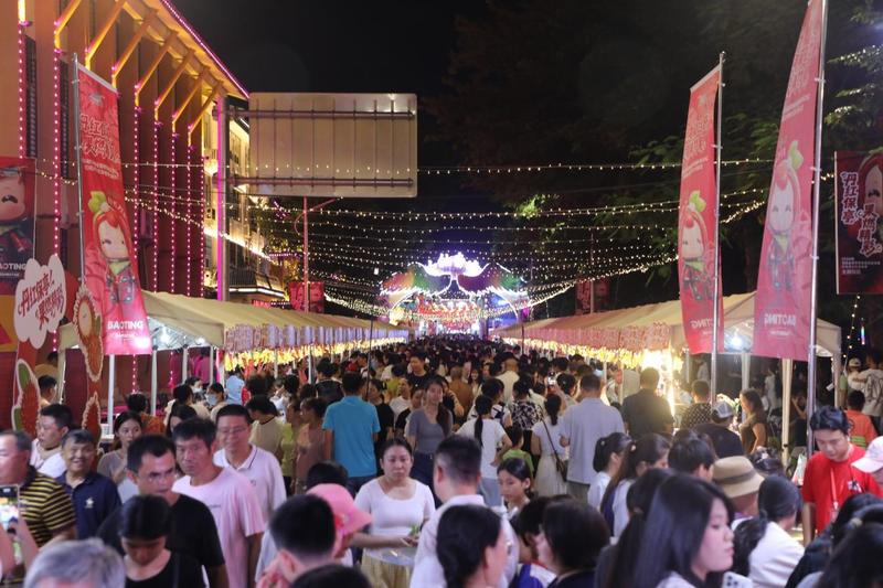 市民游客涌向七仙奇梦不夜城(文宏武 摄)