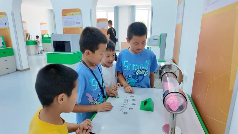 小学生正在当地科技馆感受科学的乐趣(戴腾飞 摄)