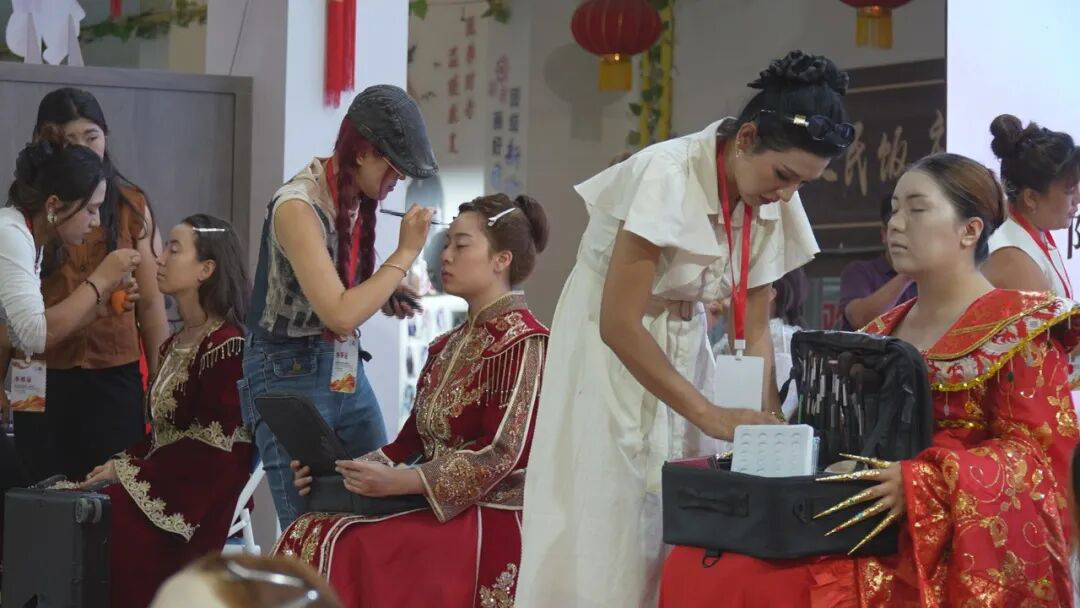 阿克苏市美妆美发妇女创业就业风采展示活动现场(刘兵兵 摄)