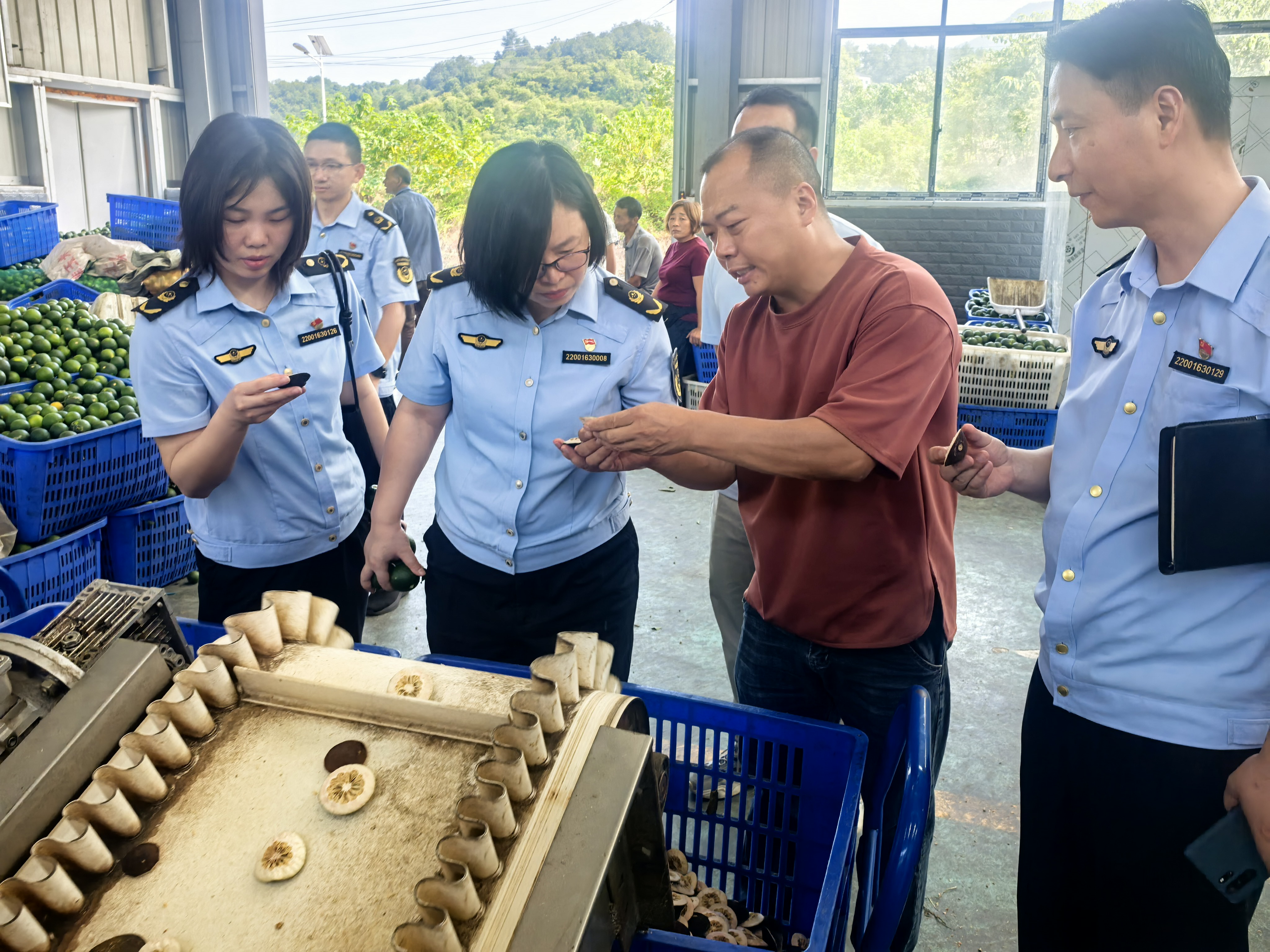 所长带队“坐诊”生产一线(令狐克朋 摄)