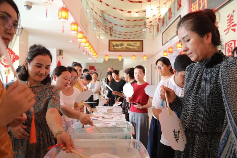 领导干部家属代表开展廉政漆画扇手工制作体验,在传统文化浸润中厚植廉洁理念。(高依然 摄)