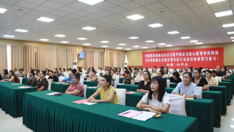 柯坪县组织召开领导干部家属“树好家风 做廉内助”家庭助廉座谈会。(高依然 摄)