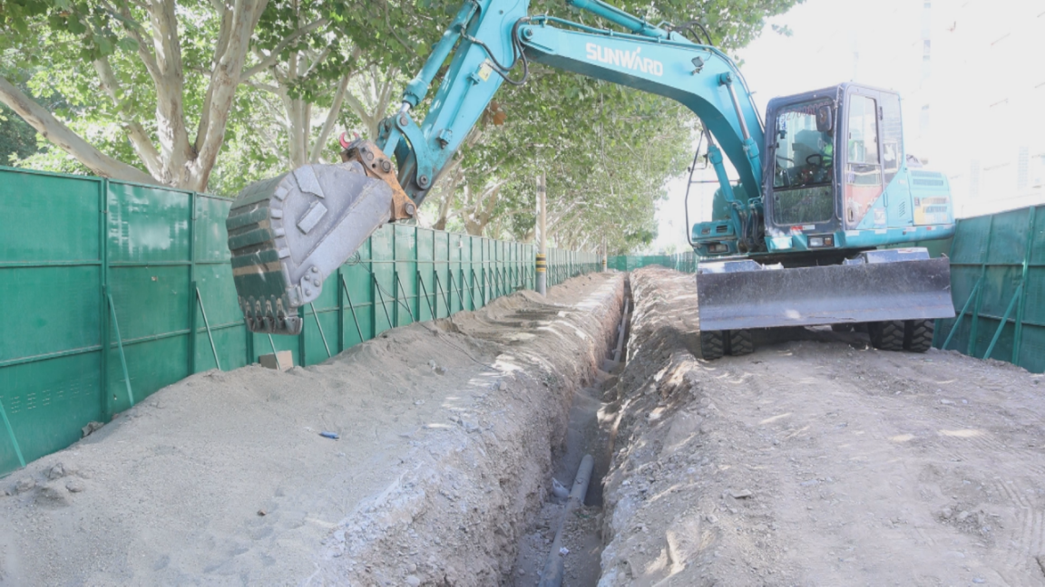 7月27日,库车市五一南路燃气管网更新改造重点民生工程施工现场。(克德尔娅·艾买提 摄)