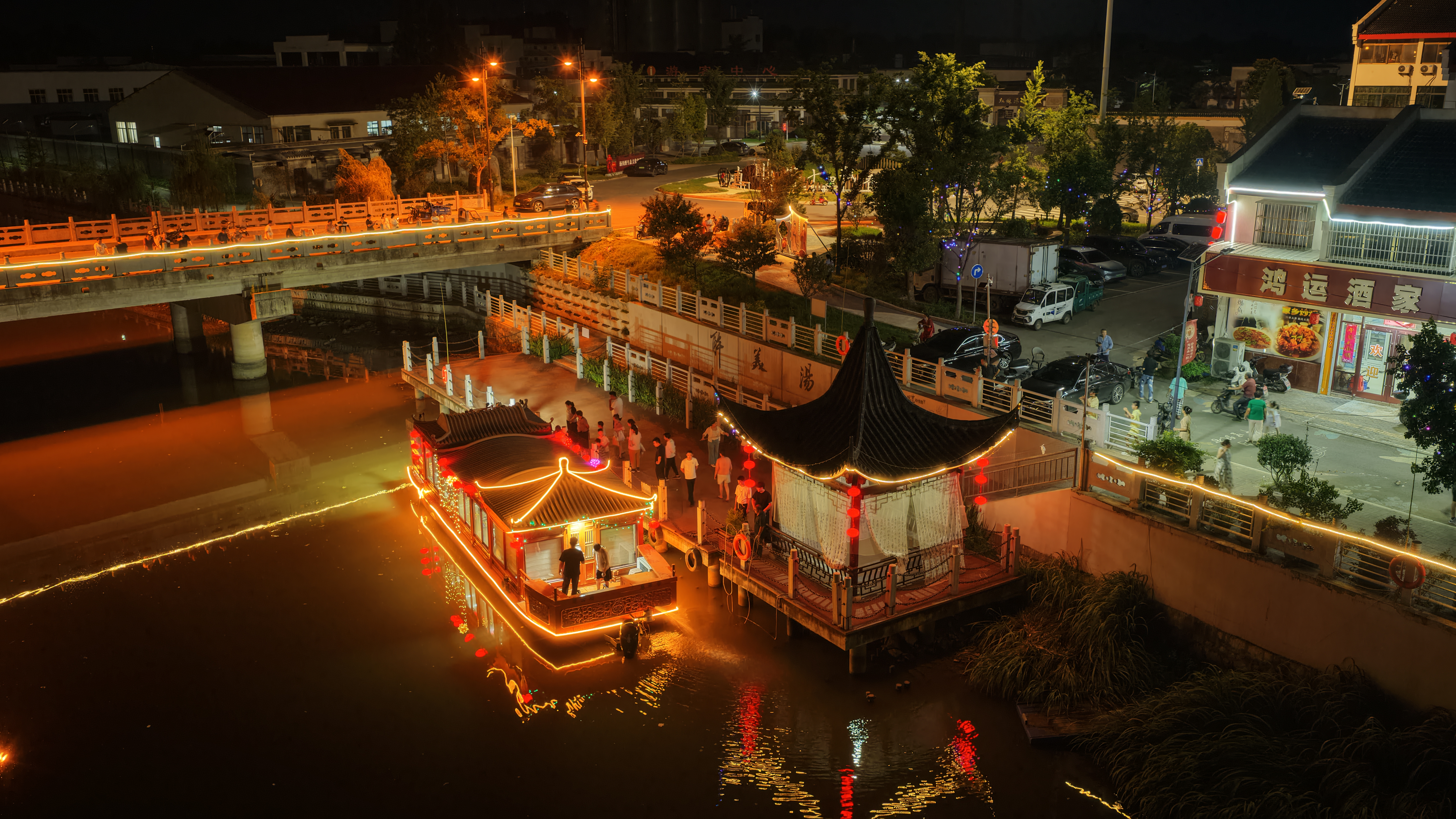 汤沟镇夜景(孙荪 摄)