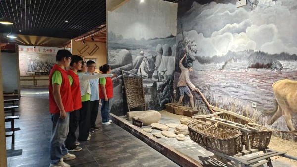 实践团一行开展研学活动(常晶晶 摄)