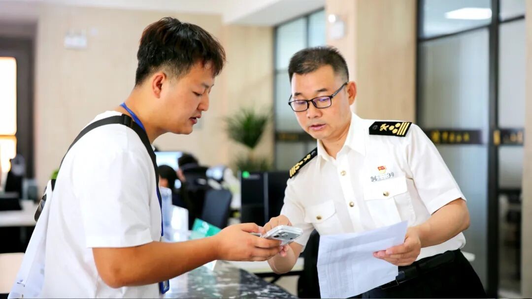 阿拉山口海关关员在为企业解答通关问题。(张栋 摄)