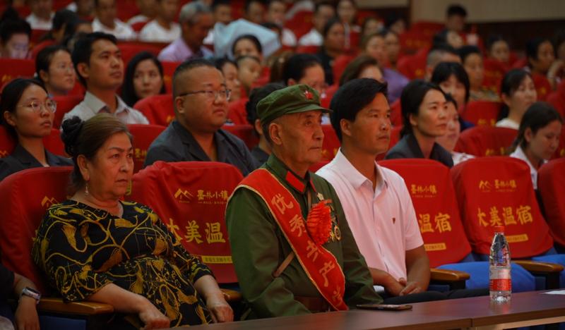 各行各业干部群众代表齐聚一堂,共赴一场理论与文艺交融的文明实践盛宴。(阿依努尔·阿布都外力 摄)