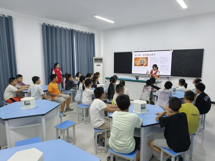 志愿者瞿沉颖在实验室用动物标本教导同学们相应的生物知识(方麒媛 摄)