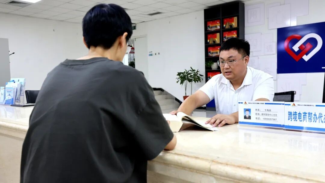 卞海良解答新注册企业办理流程。(徐超 摄)