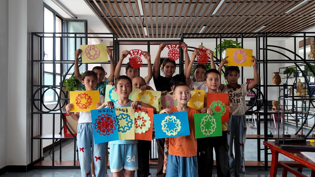 孩子们展示剪纸成果。(谢书情 摄)
