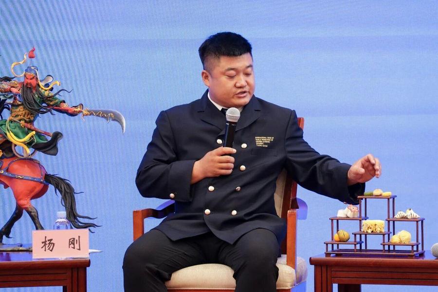 杨刚介绍人物面塑及面点作品(席兆平 摄)