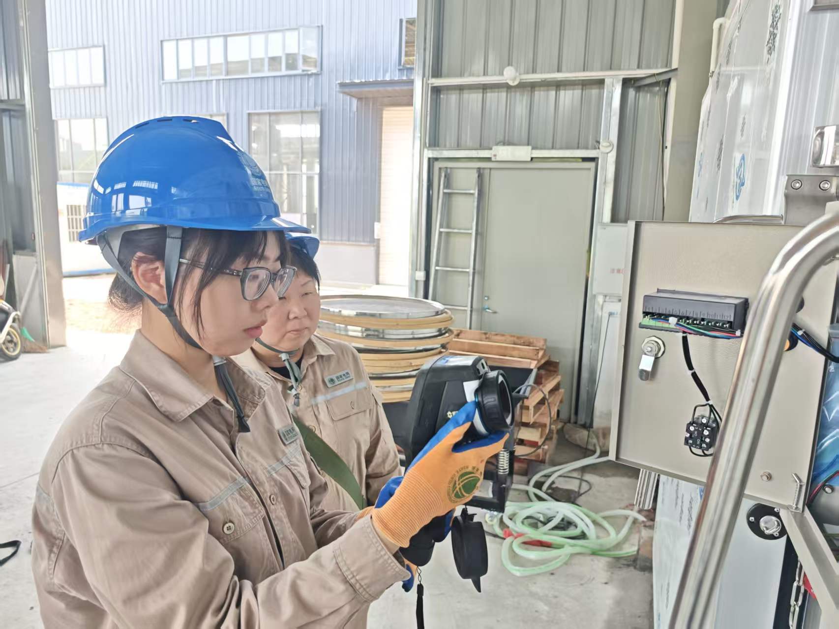 7月27日,国网建瓯市供电公司组织工作人员逐一排查用电安全隐患。(张显凤 摄)